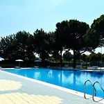 Lovely In A Pool Paradise Апартаменты *